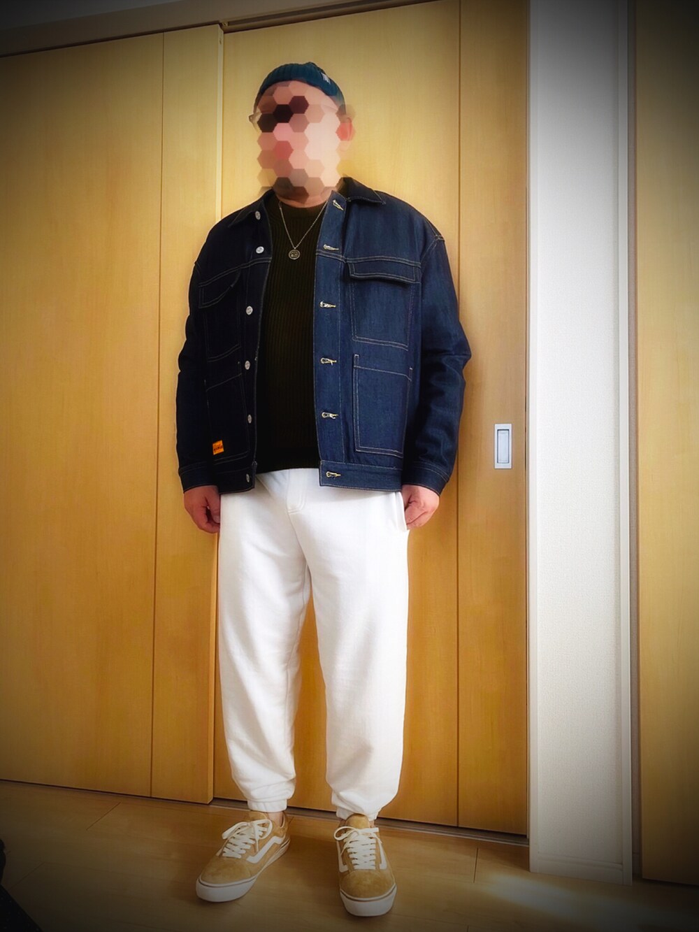 「休日スタイル、お洒落さんとつながりたい、メンズコーデ、ニット帽、オトナカジュアル、40代ファッション、デニムジャケット、ニット、スゥエットパンツ、プチプラ、プチプラコーデ、ZARA、H&M、VANS」｜「H&Mのアイテム（ニットキャップ/ビーニー、グリーン系）」を使った、tomopさん（メンズ・170cm）の冬コーディネートの2枚目の写真