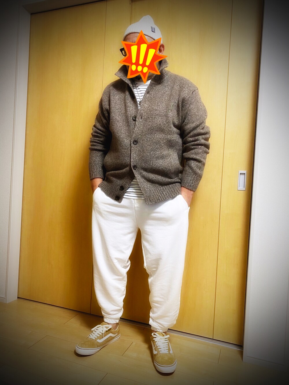 「休日スタイル、おしゃれさんと繋がりたい、プチプラコーデ、オトナカジュアル、40代ファッション、ワントーンコーデ、シンプルコーデ、ZARA、UNIQLO、VANS、ニット帽、カーディガン、スゥエットパンツ」｜「UNIQLOのアイテム（カーディガン/ボレロ、ブラウン系）」を使った、tomopさん（メンズ・170cm）の冬コーディネートの2枚目の写真