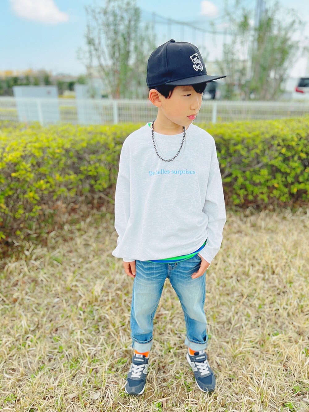 グレー系のTシャツ/カットソー、グリーン系のタンクトップ、ブルー系のデニムパンツを着用したキッズの春コーディネートの2枚目の写真