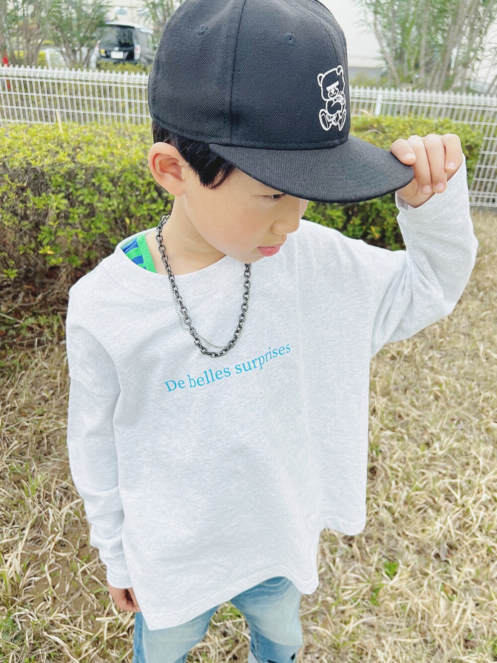 グレー系のTシャツ/カットソー、グリーン系のタンクトップ、ブルー系のデニムパンツを着用したキッズの春コーディネートの4枚目の写真