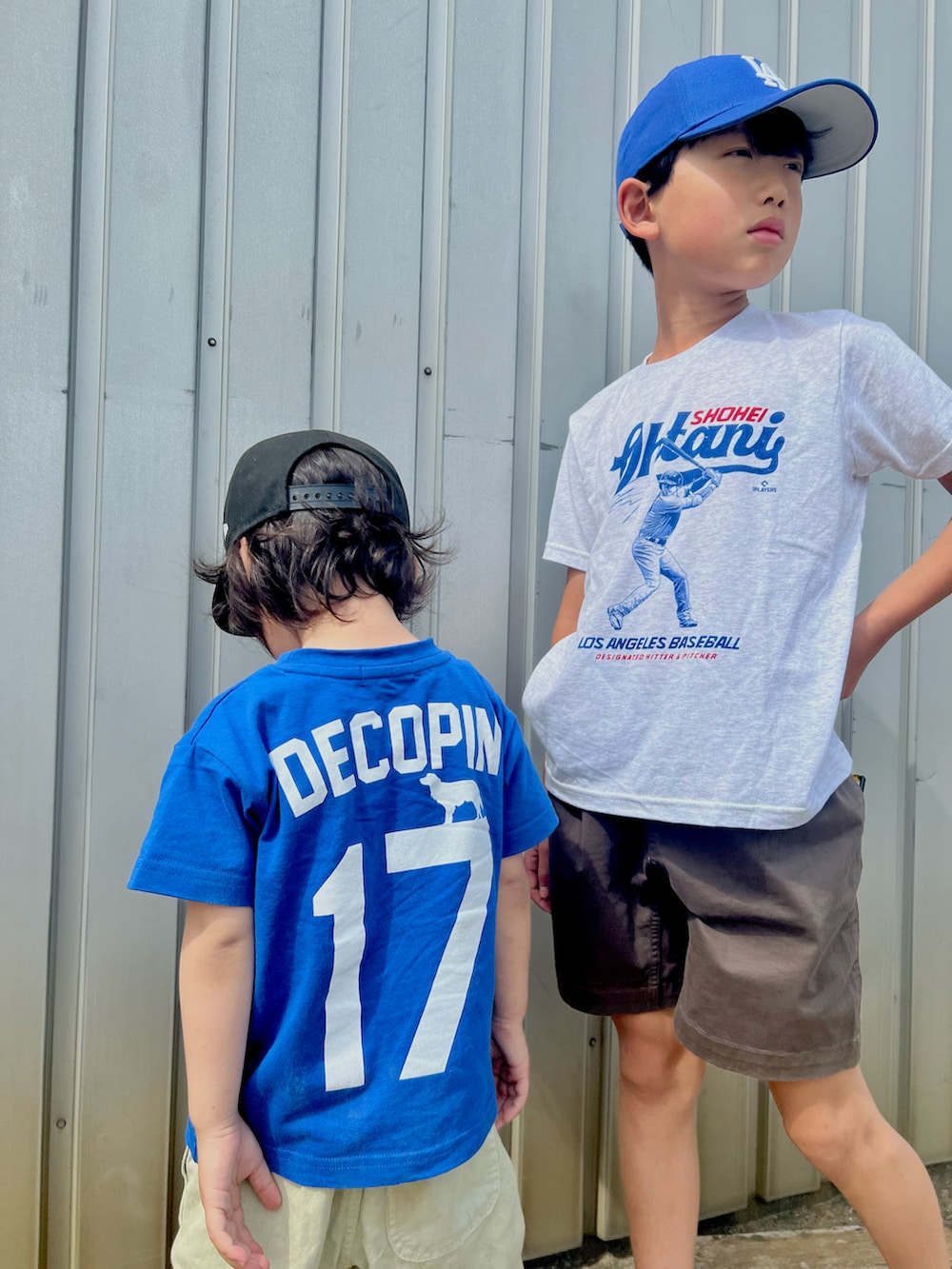 ブラック系のパンツ、グレー系のトップス、イエロー系のその他パンツを着用したキッズの夏コーディネートの2枚目の写真