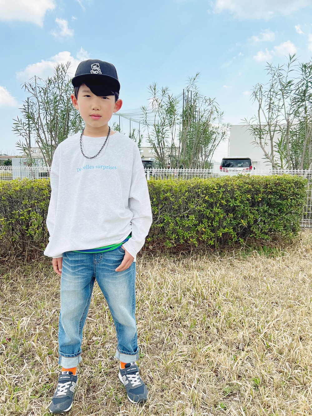 グレー系のTシャツ/カットソー、グリーン系のタンクトップ、ブルー系のデニムパンツを着用したキッズの春コーディネートの3枚目の写真