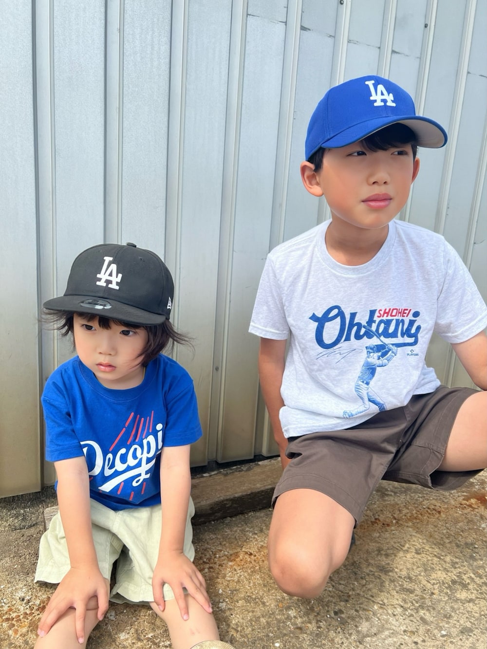 ブラック系のパンツ、グレー系のトップス、イエロー系のその他パンツを着用したキッズの夏コーディネートの3枚目の写真