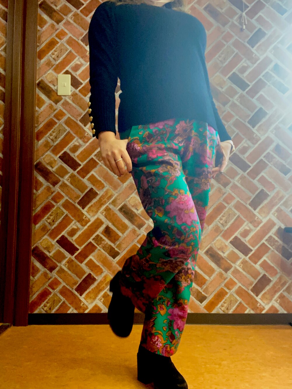 ブラック系のニット/セーター、グリーン系のその他パンツを着用したレディースの冬コーディネートの2枚目の写真