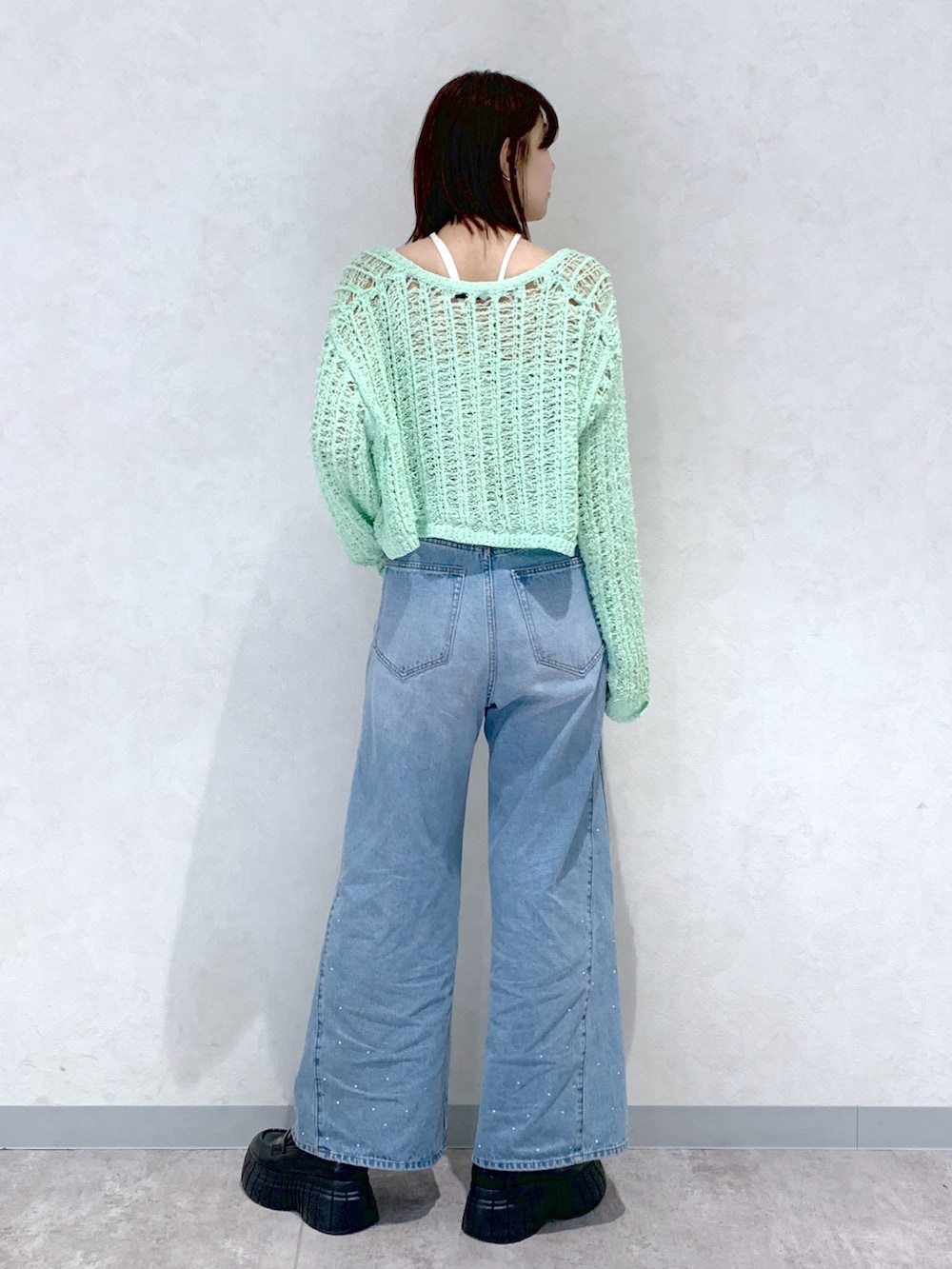 ブルー系のデニムパンツ、ブラック系のローファー、ブラック系のキャミソールを着用したレディースの春コーディネートの3枚目の写真