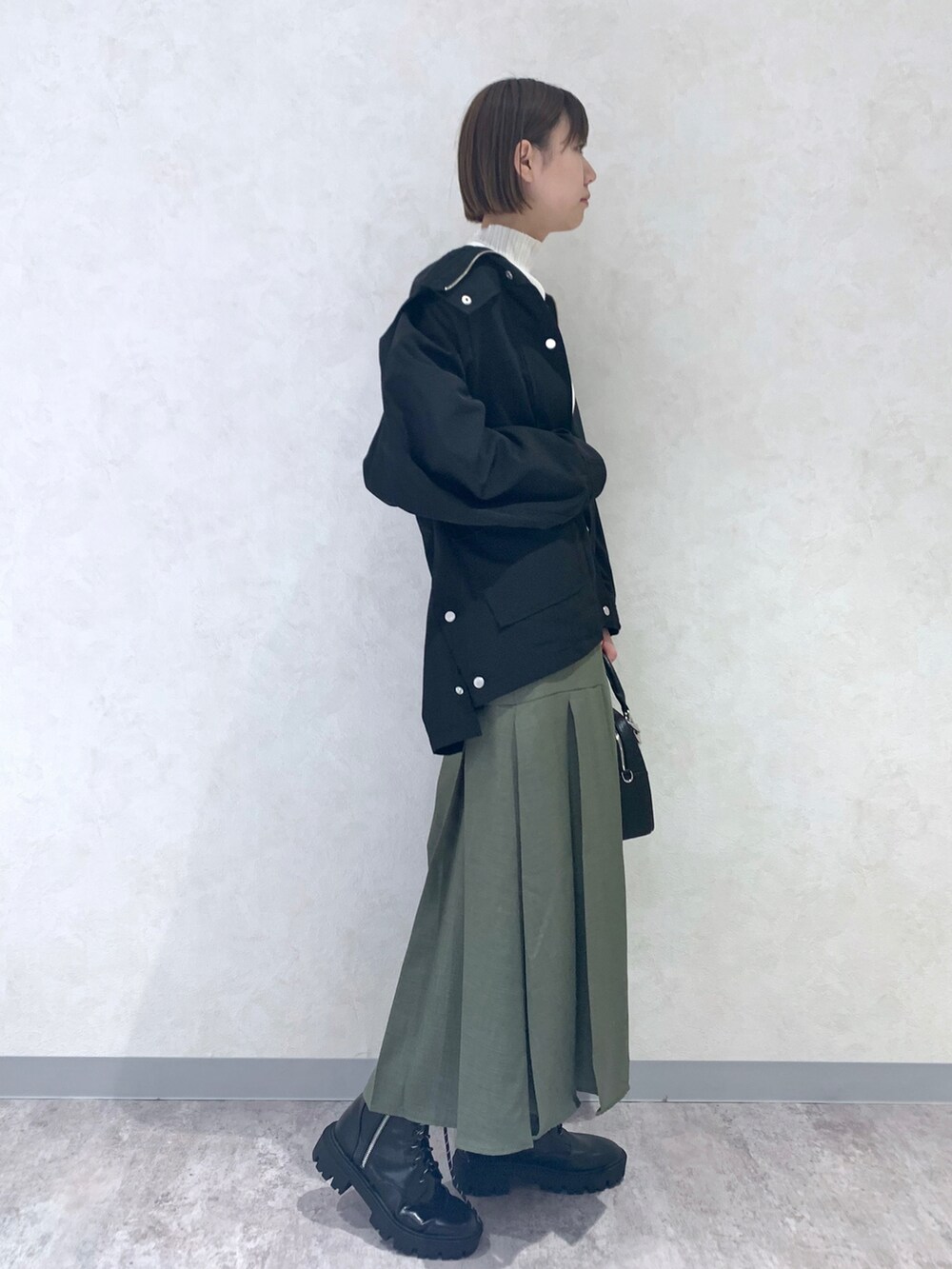 「春コーデ、オトナ女子、大人カジュアル、春、マウンテンパーカー、スカート、ボストンバッグ、リブニット、マーメイドスカート、きれいめカジュアル」｜「PAGEBOYのチェーンミニボストンバッグ / ショルダーバッグ（ショルダーバッグ、ブラック系）」を使った、さとぅーさん（レディース・170cm）の冬コーディネートの4枚目の写真