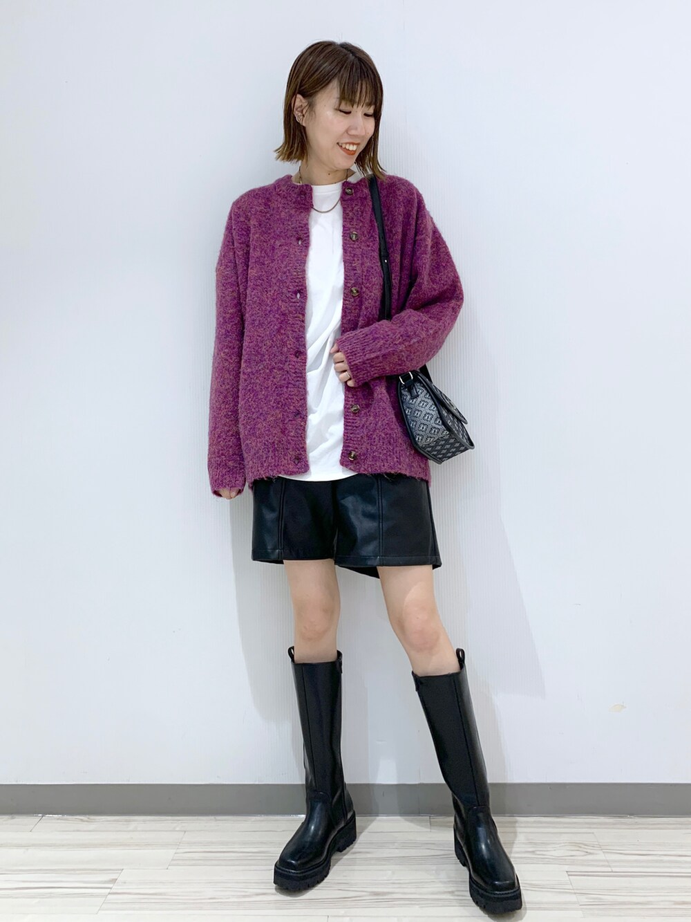 ブラック系のブーツ、ブラック系のその他パンツ、その他のバッグを着用したレディースの秋コーディネートの2枚目の写真