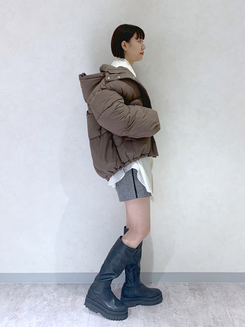 ブラック系のブーツ、ホワイト系のシャツ/ブラウス、ブラック系のその他パンツを着用したレディースの秋コーディネートの3枚目の写真