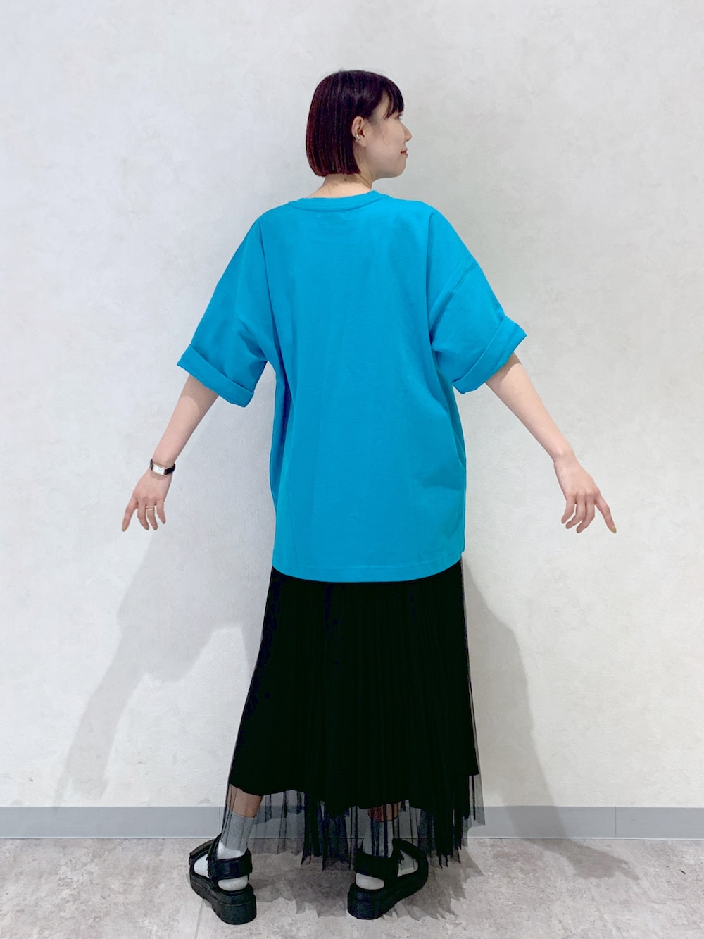 ブラック系のサンダル、ブラック系のスカート、ブルー系のシャツ/ブラウスを着用したレディースの春コーディネートの4枚目の写真