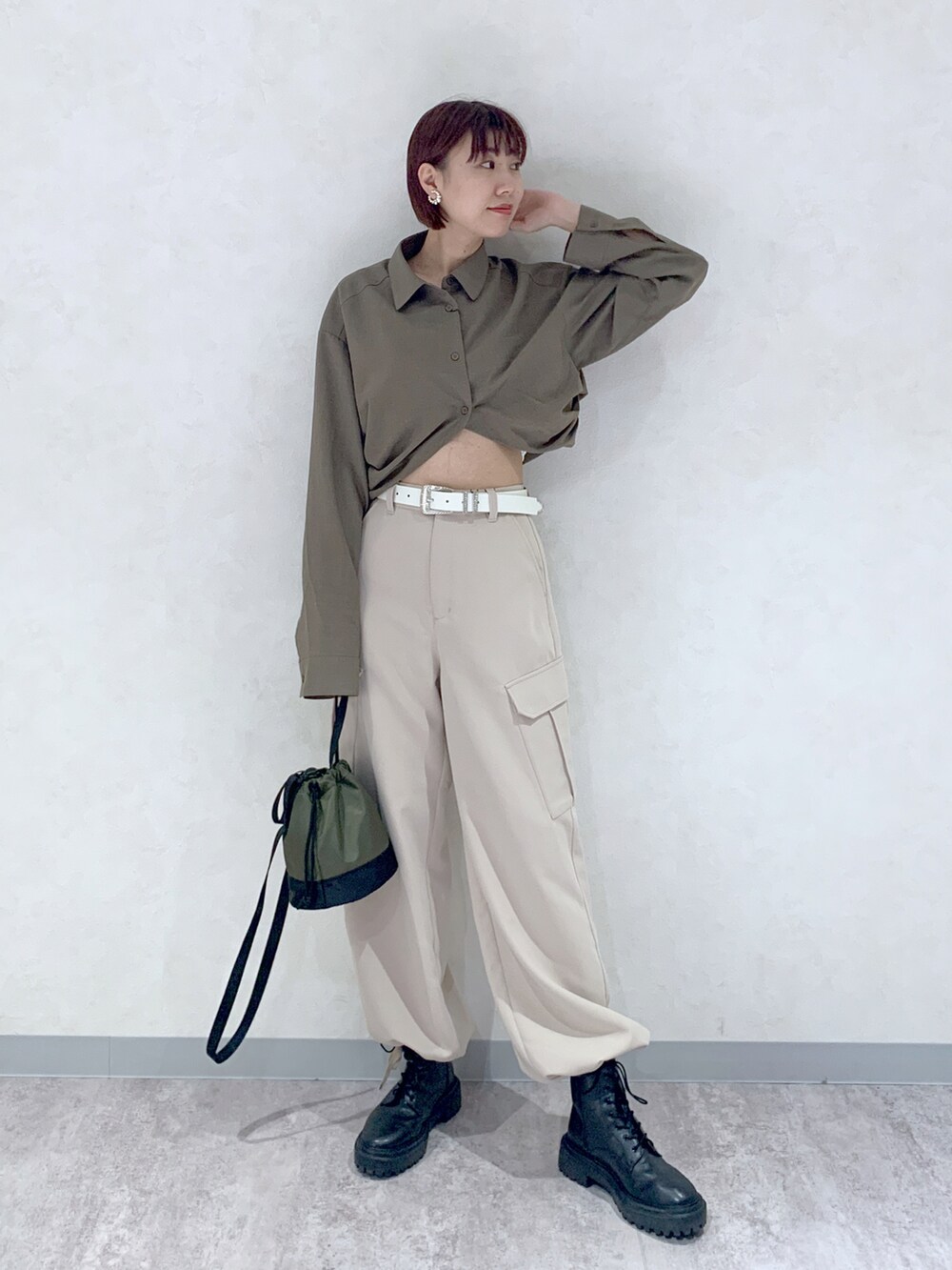 ブラウン系のシャツ/ブラウス、ベージュ系のパンツ、ブラック系のブーツを着用したレディースの秋コーディネートの5枚目の写真