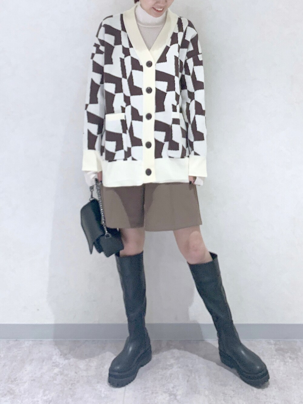 ブラック系のブーツ、ブラウン系のその他パンツ、ブラウン系のカーディガン/ボレロを着用したレディースの秋コーディネートの2枚目の写真