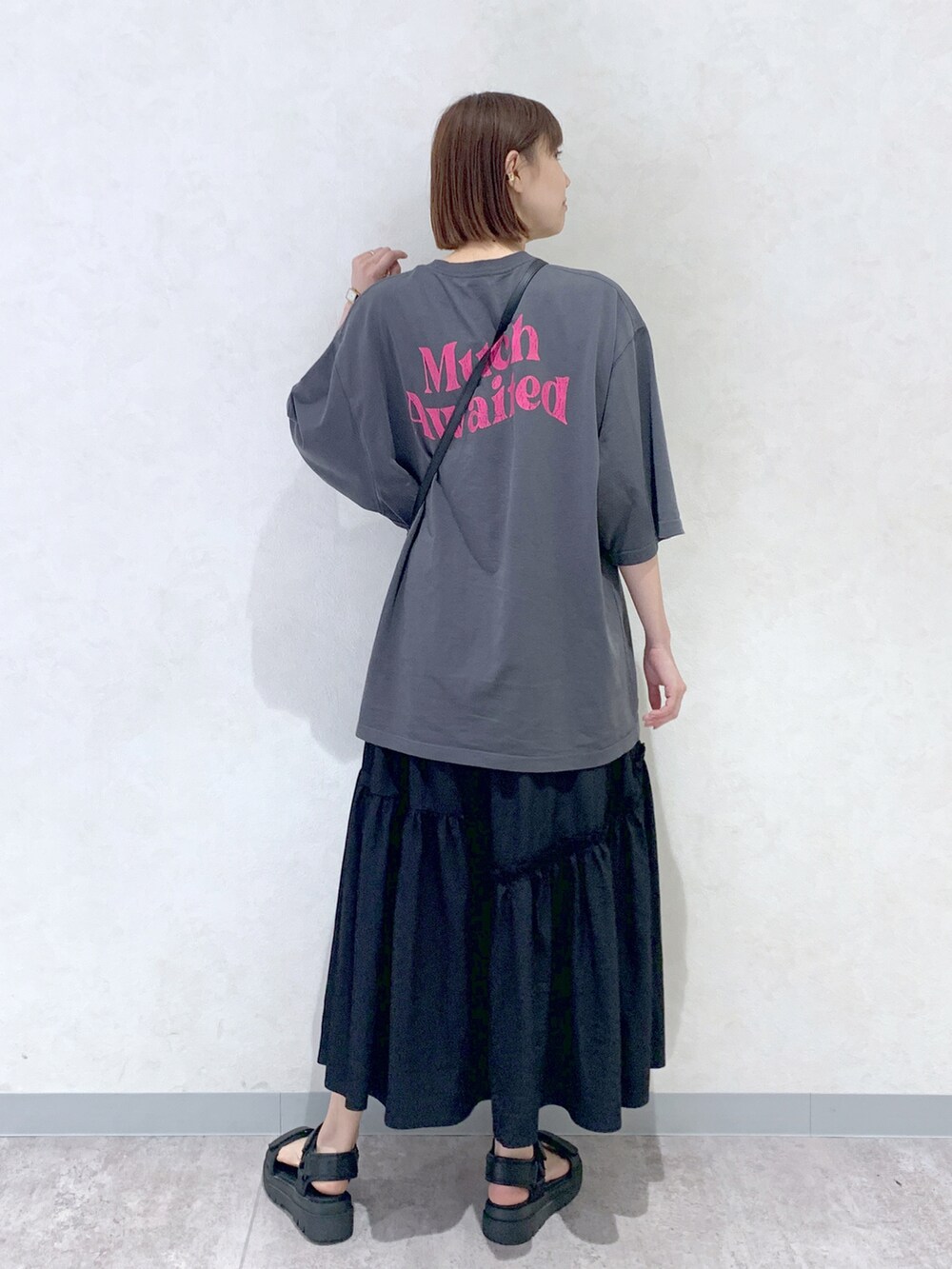 ブラック系のサンダル、ブラック系のスカート、ブラック系のショルダーバッグを着用したレディースの夏コーディネートの4枚目の写真