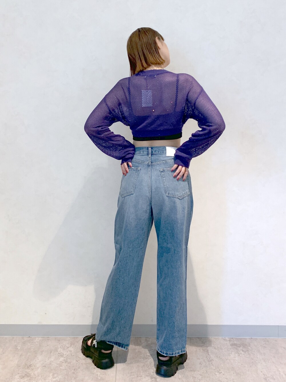 ブルー系のデニムパンツ、ブラック系のサンダル、ブルー系のカーディガン/ボレロを着用したレディースの夏コーディネートの4枚目の写真