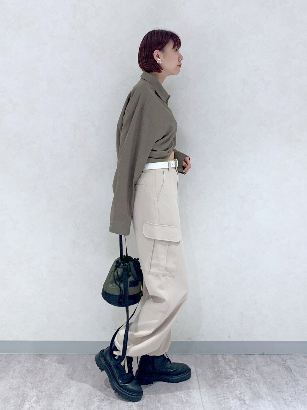 ブラウン系のシャツ/ブラウス、ベージュ系のパンツ、ブラック系のブーツを着用したレディースの秋コーディネートの3枚目の写真