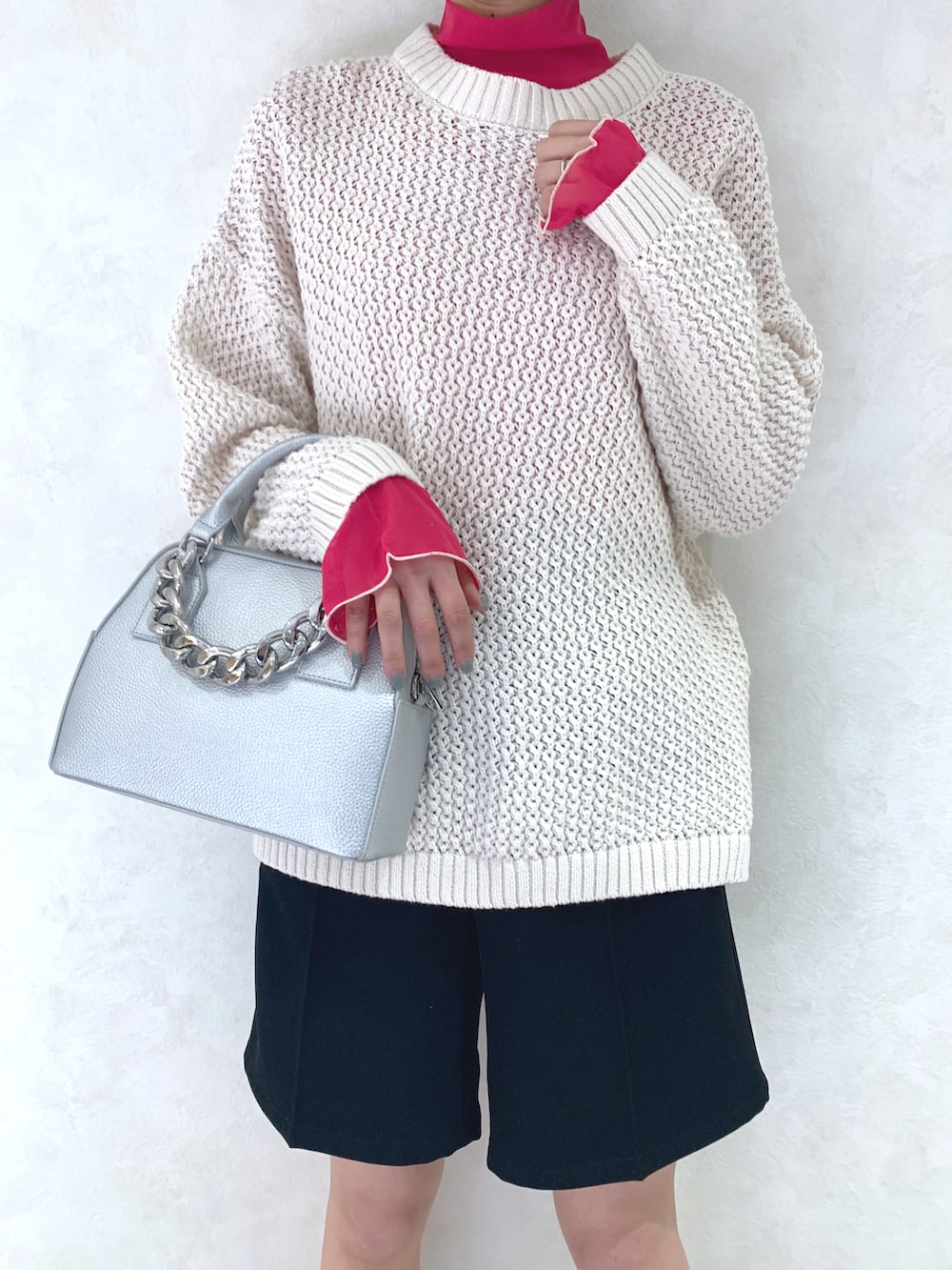 ホワイト系のニット/セーター、ブラック系のその他パンツ、ブラック系のブーツを着用したレディースの冬コーディネートの4枚目の写真