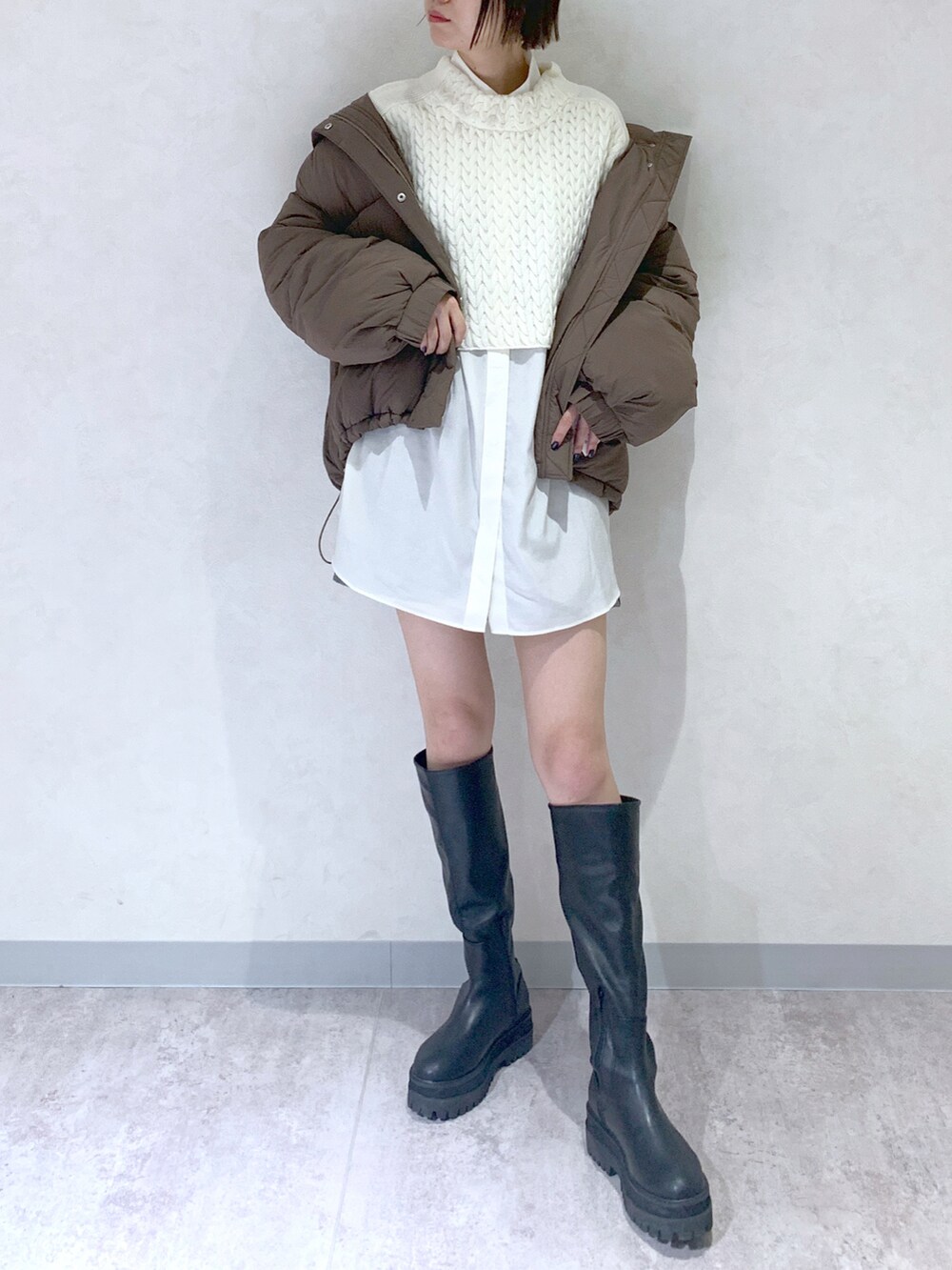 ブラック系のブーツ、ホワイト系のシャツ/ブラウス、ブラック系のその他パンツを着用したレディースの秋コーディネートの2枚目の写真