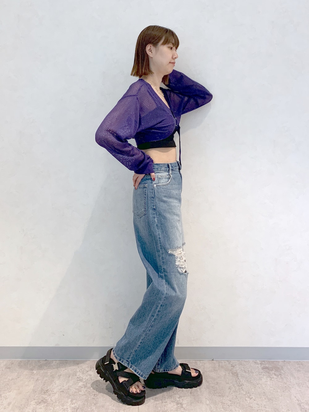 ブルー系のデニムパンツ、ブラック系のサンダル、ブルー系のカーディガン/ボレロを着用したレディースの夏コーディネートの3枚目の写真