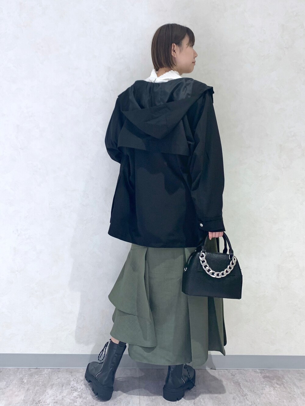 「春コーデ、オトナ女子、大人カジュアル、春、マウンテンパーカー、スカート、ボストンバッグ、リブニット、マーメイドスカート、きれいめカジュアル」｜「PAGEBOYのチェーンミニボストンバッグ / ショルダーバッグ（ショルダーバッグ、ブラック系）」を使った、さとぅーさん（レディース・170cm）の冬コーディネートの3枚目の写真