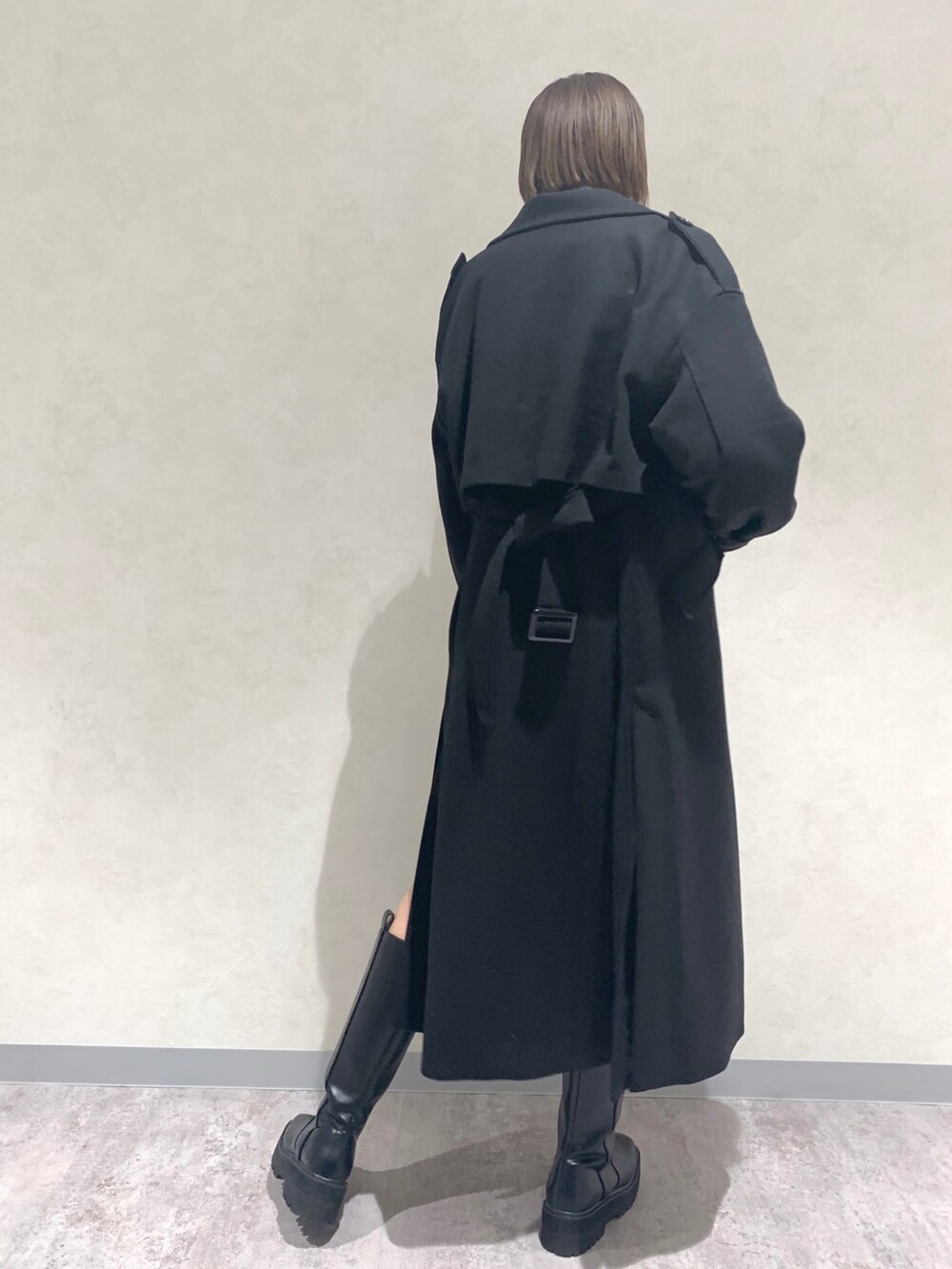 ブラック系のブーツ、ブラック系のその他パンツ、グリーン系のニット/セーターを着用したレディースの冬コーディネートの3枚目の写真