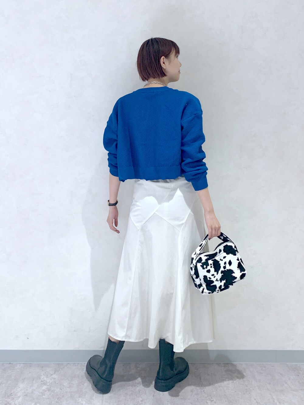 ホワイト系のスカート、その他のバッグ、ブラック系のニット/セーターを着用したレディースの秋コーディネートの4枚目の写真