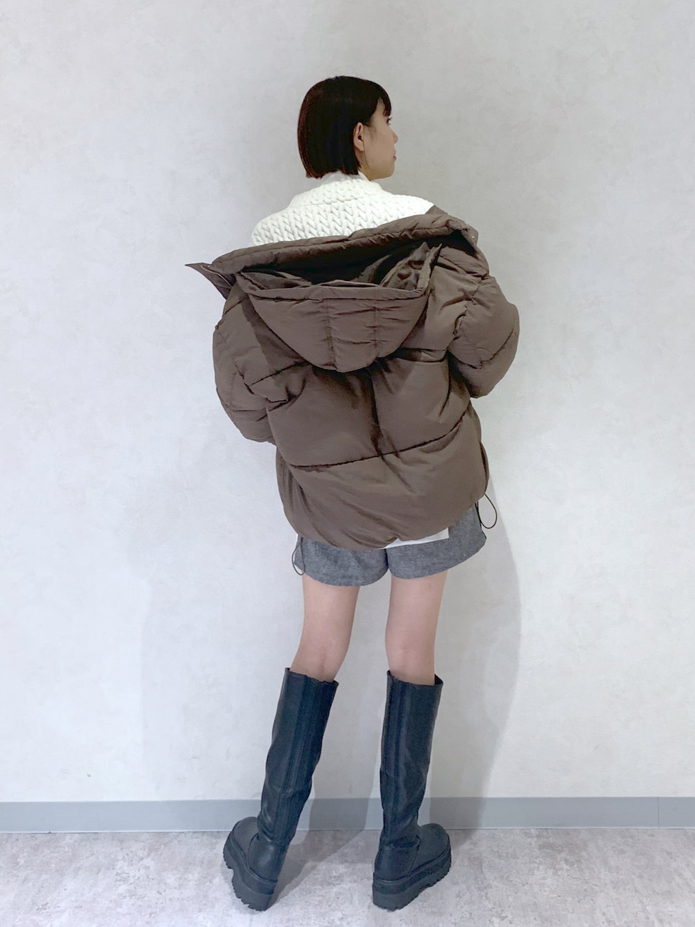 ブラック系のブーツ、ホワイト系のシャツ/ブラウス、ブラック系のその他パンツを着用したレディースの秋コーディネートの4枚目の写真