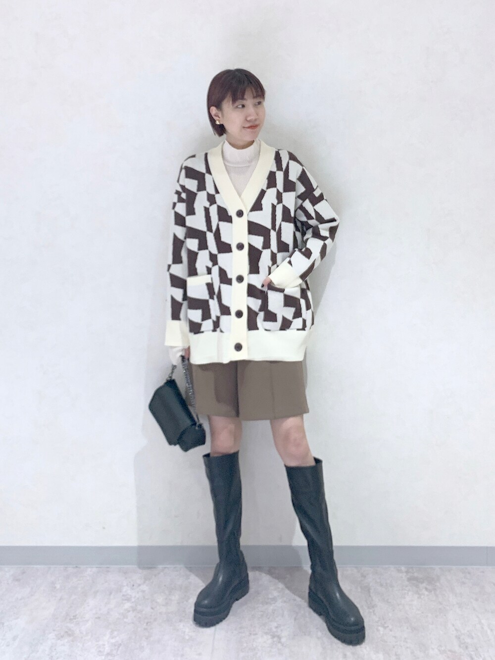 ブラック系のブーツ、ブラウン系のその他パンツ、ブラウン系のカーディガン/ボレロを着用したレディースの秋コーディネートの5枚目の写真