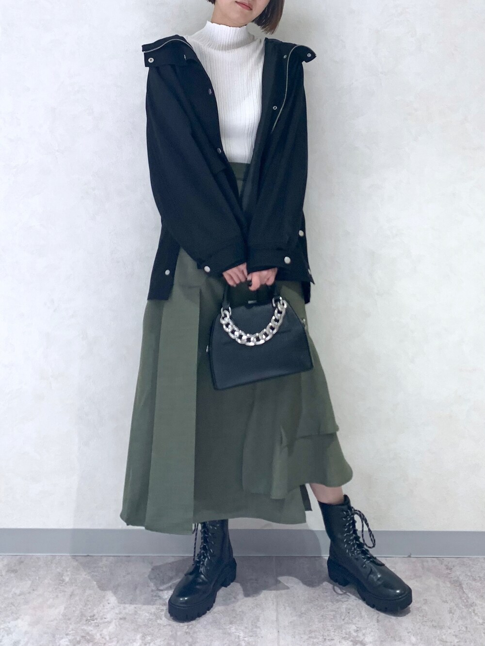 「春コーデ、オトナ女子、大人カジュアル、春、マウンテンパーカー、スカート、ボストンバッグ、リブニット、マーメイドスカート、きれいめカジュアル」｜「PAGEBOYのチェーンミニボストンバッグ / ショルダーバッグ（ショルダーバッグ、ブラック系）」を使った、さとぅーさん（レディース・170cm）の冬コーディネートの2枚目の写真