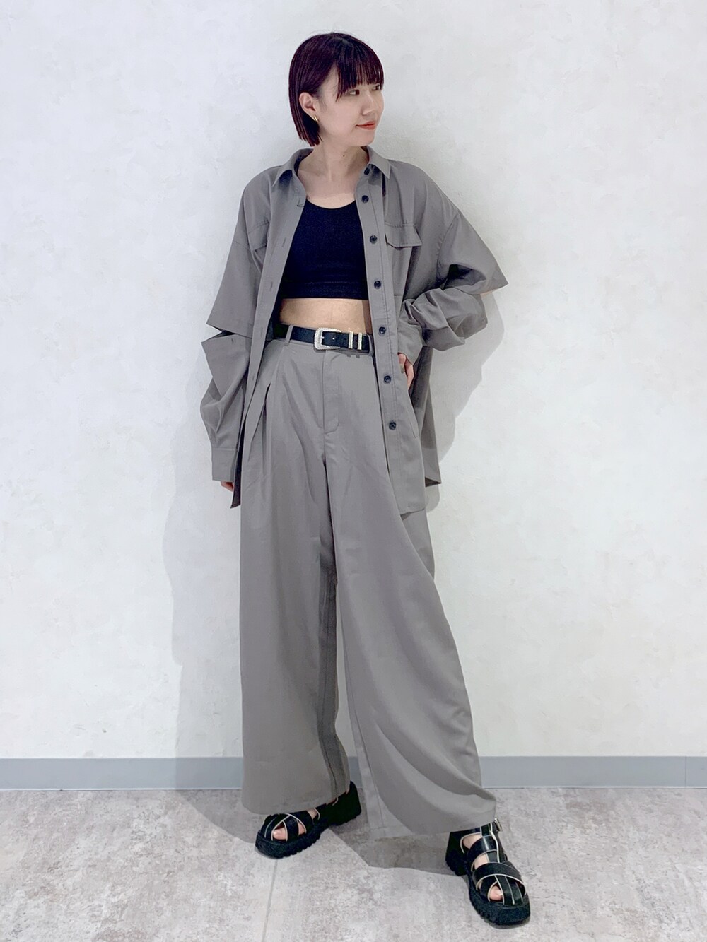 グレー系のその他パンツ、ブラック系のサンダル、ブラック系のキャミソールを着用したレディースの春コーディネートの2枚目の写真