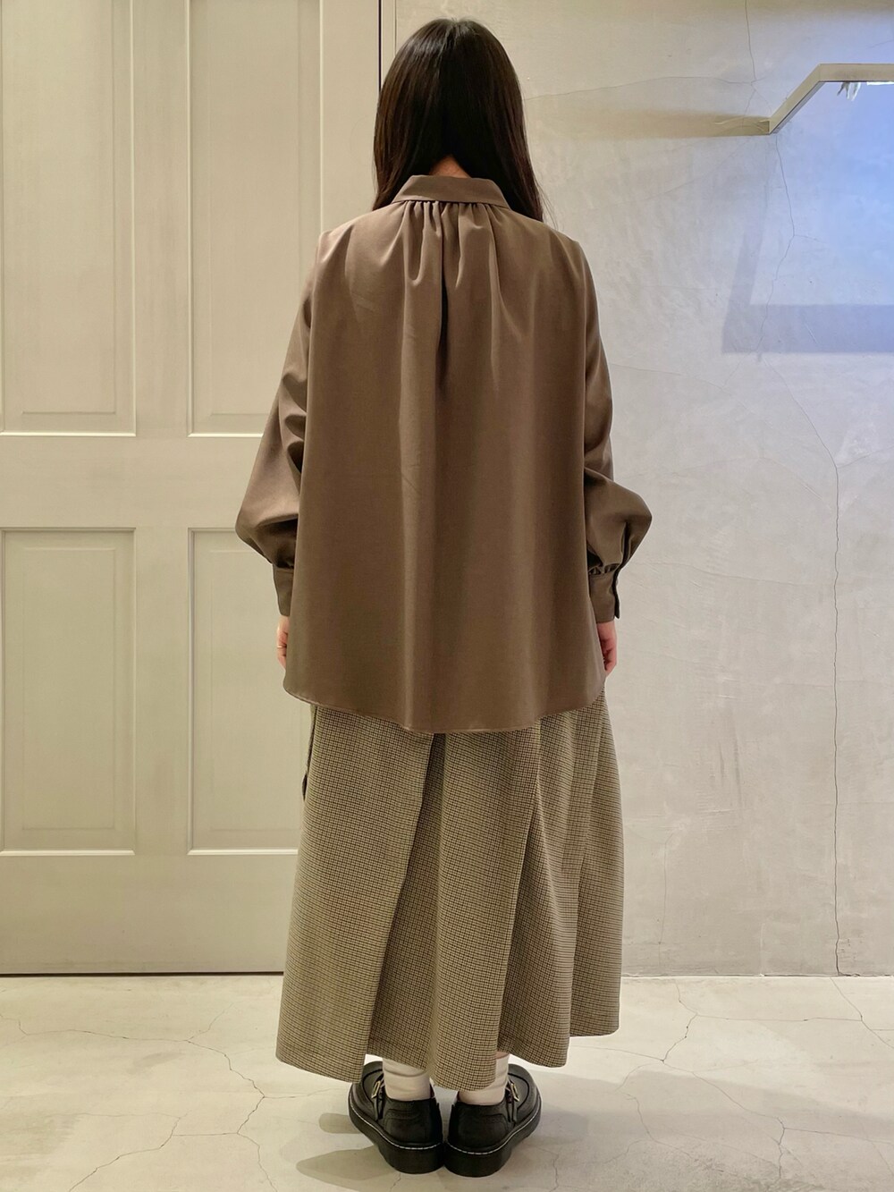 ブラウン系のシャツ/ブラウス、ブラック系のその他シューズ、ベージュ系のスカートを着用したレディースの秋コーディネートの3枚目の写真