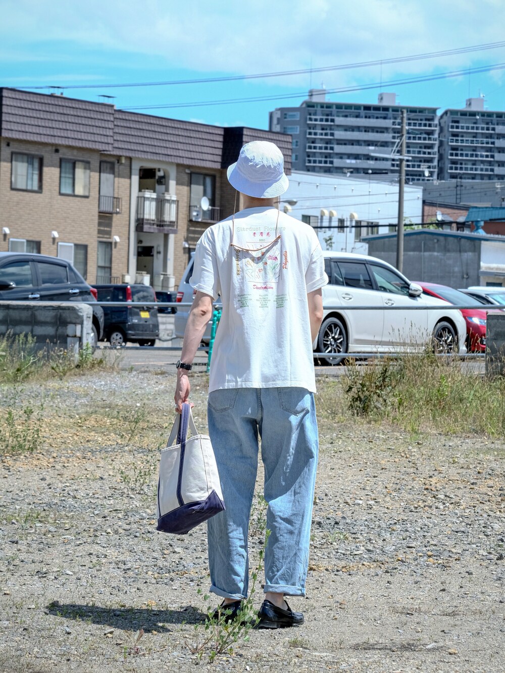 「リラックススタイル、休日コーデ、シンプル、休日スタイル、白Tシャツ、デニム、シンプルスタイル、革靴、ローファー、サングラス、バケットハット」｜「L.L.Beanの＜L.L.Bean＞TOTE BAG M/バッグ.（トートバッグ、ホワイト系）」を使った、UTさん（メンズ・186cm）の秋コーディネートの2枚目の写真