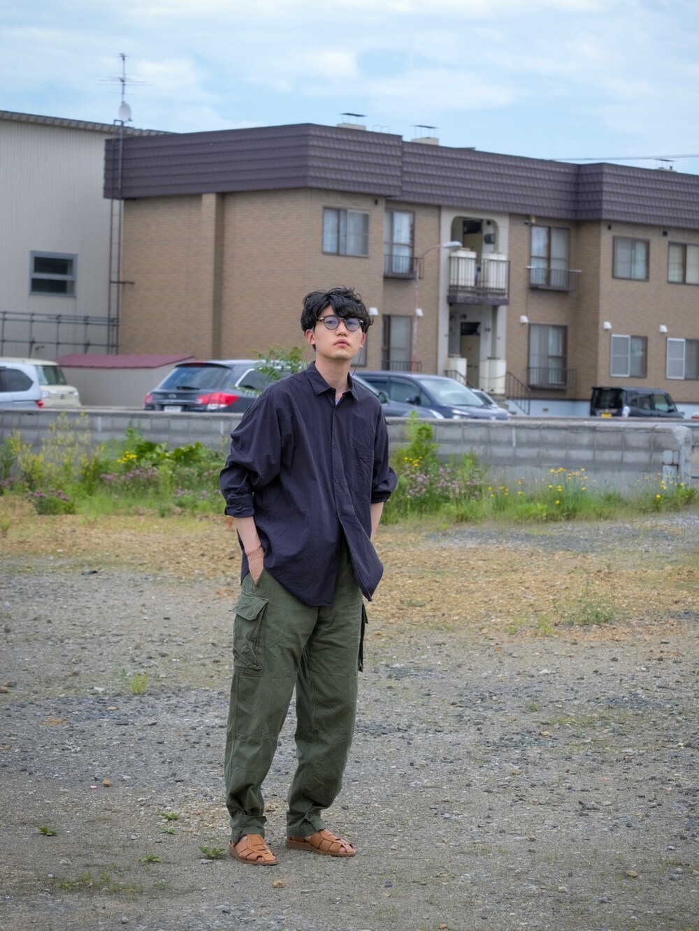 「休日コーデ、シンプルコーデ、大人カジュアル、初夏コーデ、休日スタイル、サンダル、グルカサンダル、シャツスタイル、サングラス」｜「M-47のアイテム（カーゴパンツ、グリーン系）」を使った、UTさん（メンズ・186cm）の夏コーディネートの2枚目の写真