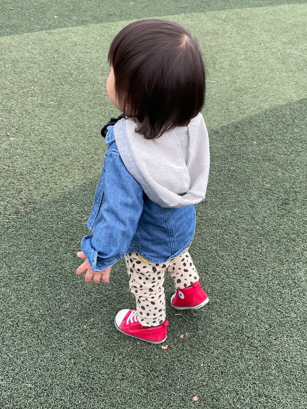 「休日コーデ、秋コーデ、おとこのこ、スニーカー、converse、むすこーで、Branshes、1歳」｜「BRANSHESのフード付き長袖デニムシャツ（シャツ/ブラウス、ブルー系）」を使った、®︎etasさん（キッズ・80cm）の秋コーディネートの2枚目の写真
