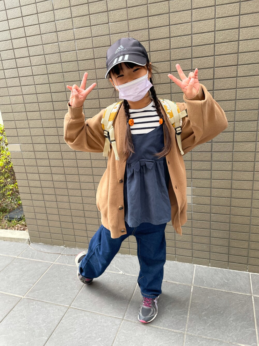 「休日コーデ、キッズファッション、おしゃれさんと繋がりたい、デニムパンツ、オーバーサイズ、むすめ服」｜「adidasの【adidas】96 BOS V-3ST SM CAP BOYS / 【アディダス】ボーイズ　キャップ　オーバーライド（キャップ、ブラック系）」を使った、®︎etasさん（キッズ・120cm）の秋コーディネートの2枚目の写真