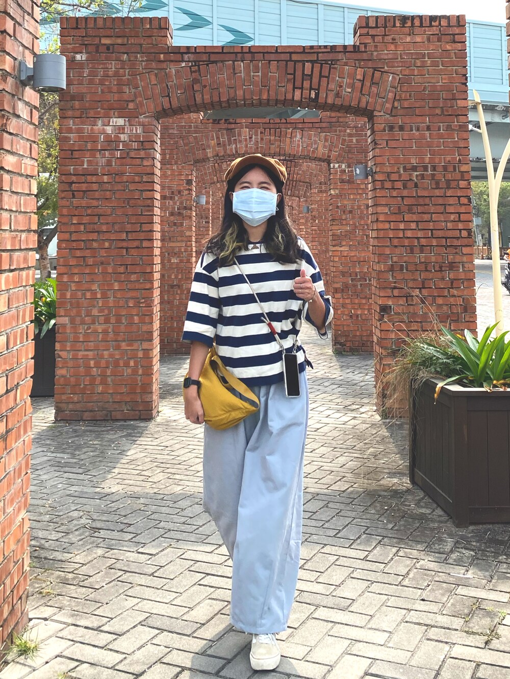 その他のTシャツ/カットソー、イエロー系のショルダーバッグ、ブルー系のその他パンツを着用したレディースの春コーディネートの2枚目の写真