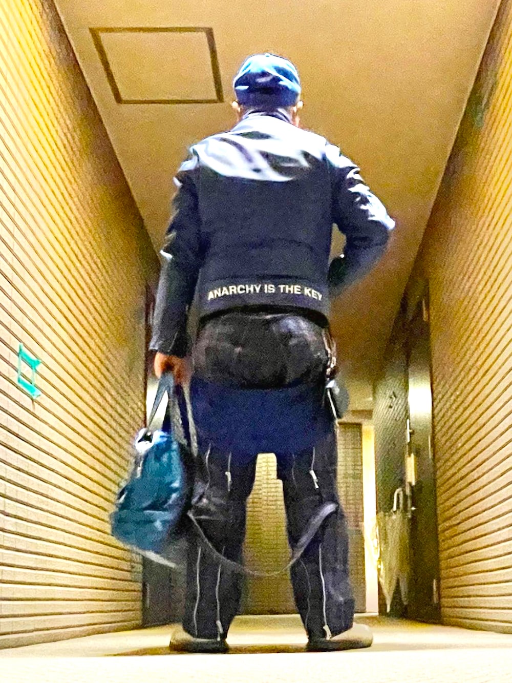 「undercover、supreme、peel&lift、COLEMAN」｜「UNDERCOVERのMUU9H01-1（キャップ、ブルー系）」を使った、muneさん（メンズ・165cm）の冬コーディネートの2枚目の写真