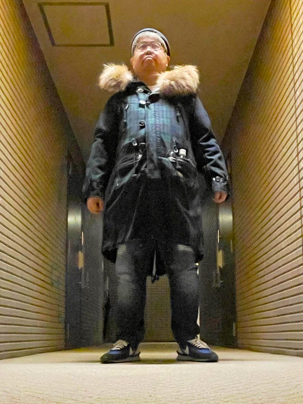 ブルー系のスニーカー、ブルー系のデニムパンツ、その他のニットキャップ/ビーニーを着用したメンズの冬コーディネートの5枚目の写真