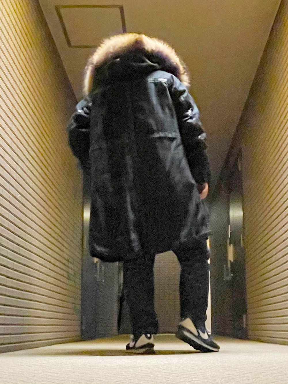 ブルー系のスニーカー、ブルー系のデニムパンツ、その他のニットキャップ/ビーニーを着用したメンズの冬コーディネートの4枚目の写真