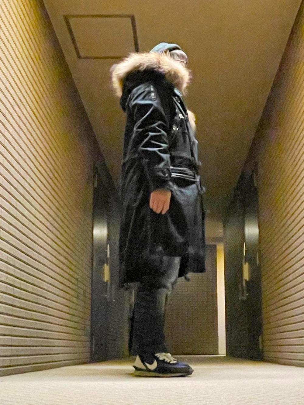 ブルー系のスニーカー、ブルー系のデニムパンツ、その他のニットキャップ/ビーニーを着用したメンズの冬コーディネートの2枚目の写真