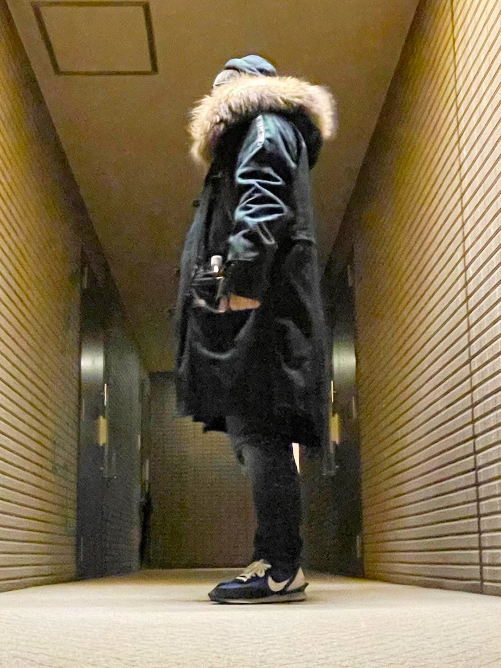 ブルー系のスニーカー、ブルー系のデニムパンツ、その他のニットキャップ/ビーニーを着用したメンズの冬コーディネートの3枚目の写真