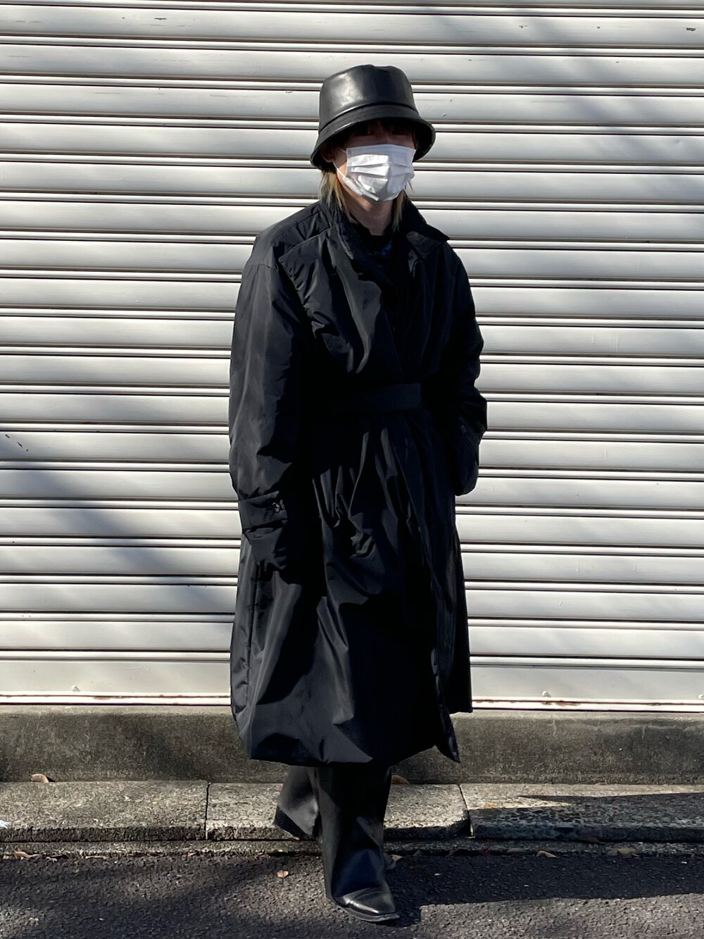 ブラック系のダウンジャケット/コート、ブラック系のスラックス、ブラック系のドレスシューズを着用したメンズの冬コーディネートの3枚目の写真