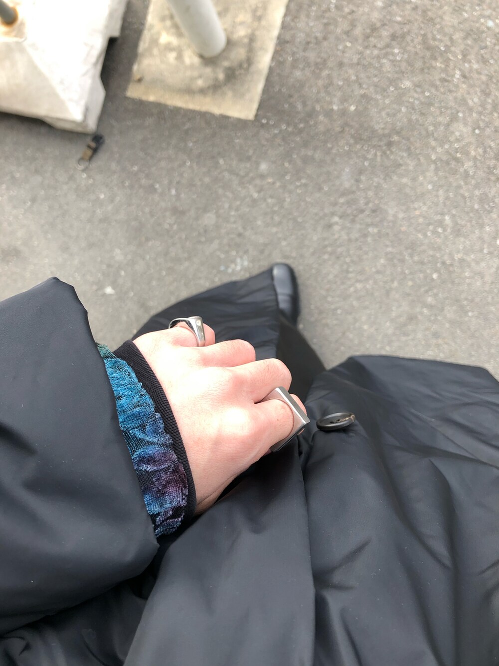 ブラック系のダウンジャケット/コート、ブラック系のスラックス、ブラック系のドレスシューズを着用したメンズの冬コーディネートの4枚目の写真