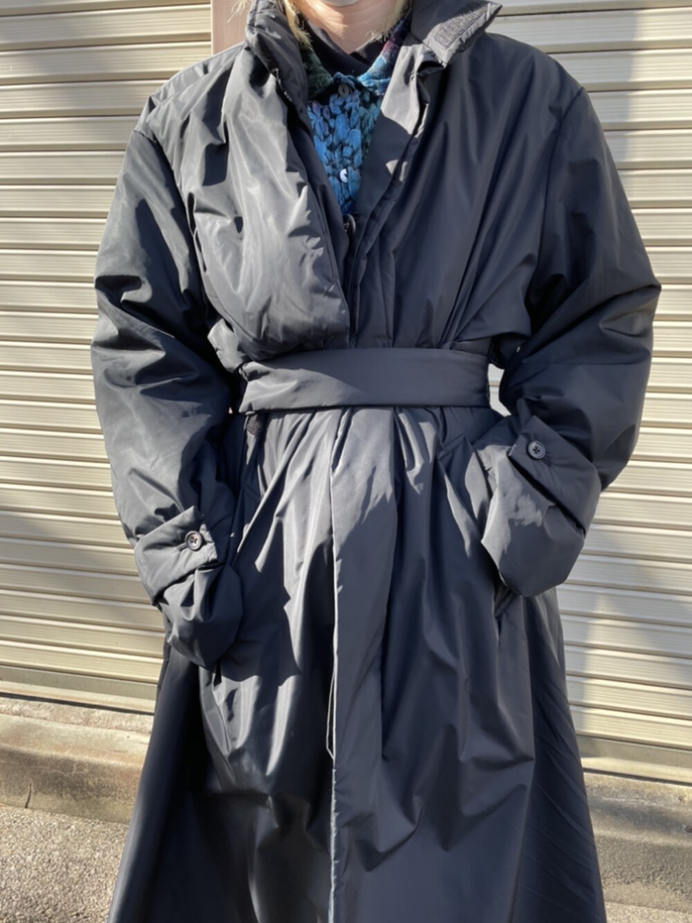 ブラック系のダウンジャケット/コート、ブラック系のスラックス、ブラック系のドレスシューズを着用したメンズの冬コーディネートの2枚目の写真