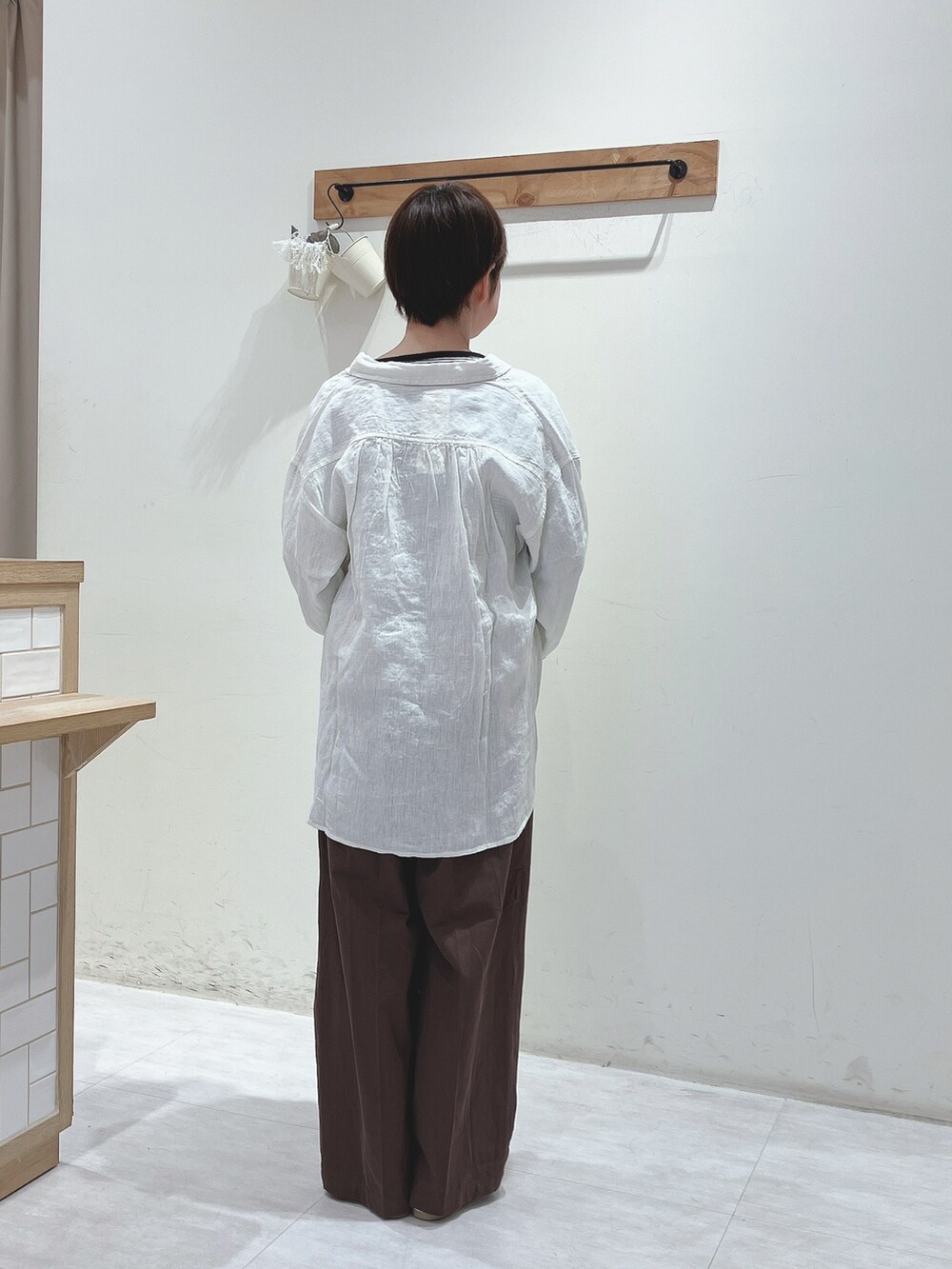 ブラック系のTシャツ/カットソー、ホワイト系のシャツ/ブラウス、ブラウン系のその他パンツを着用したレディースの春コーディネートの3枚目の写真