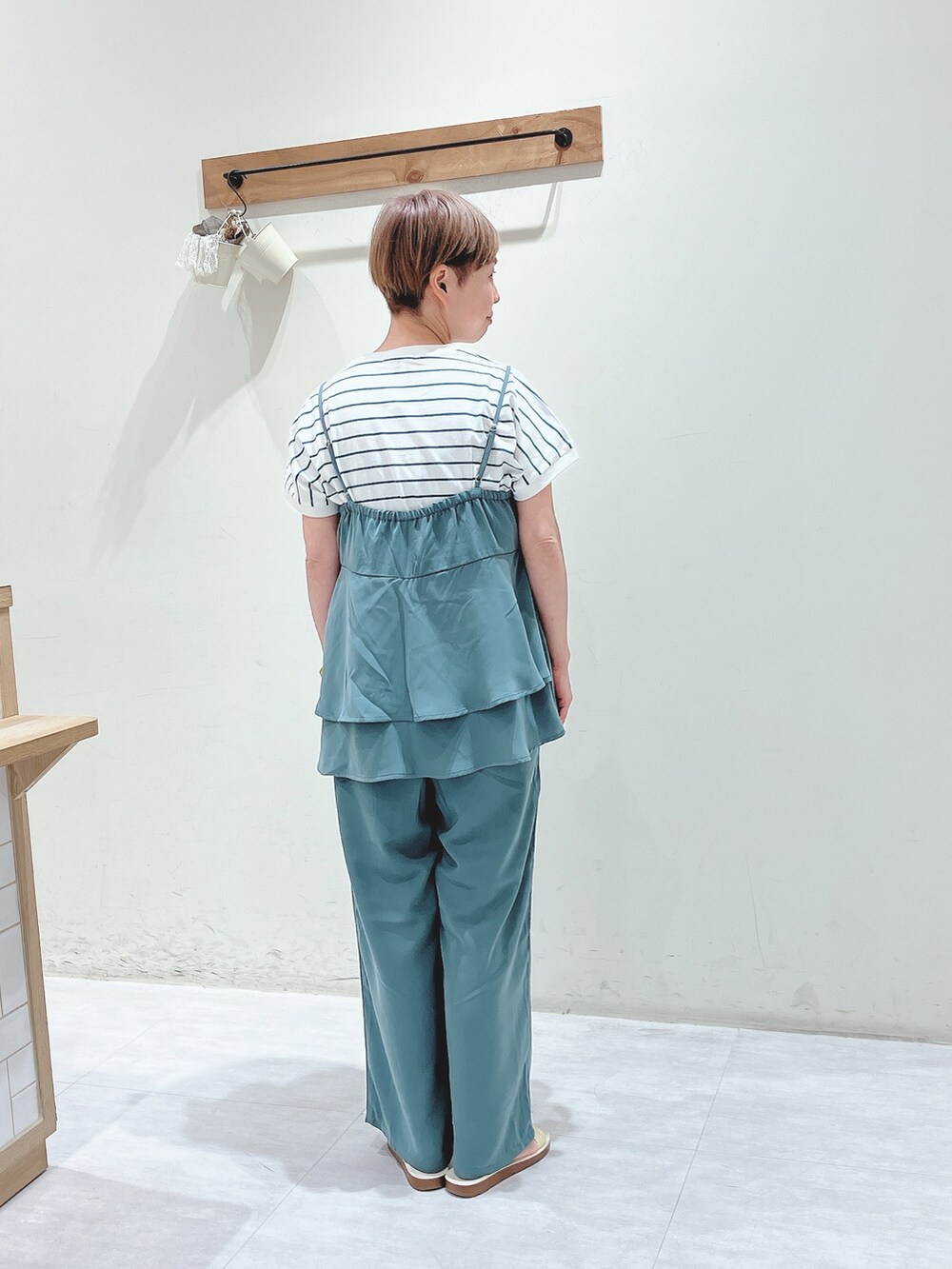 グリーン系のTシャツ/カットソー、グリーン系のシャツ/ブラウス、グリーン系のその他パンツを着用したレディースの春コーディネートの3枚目の写真