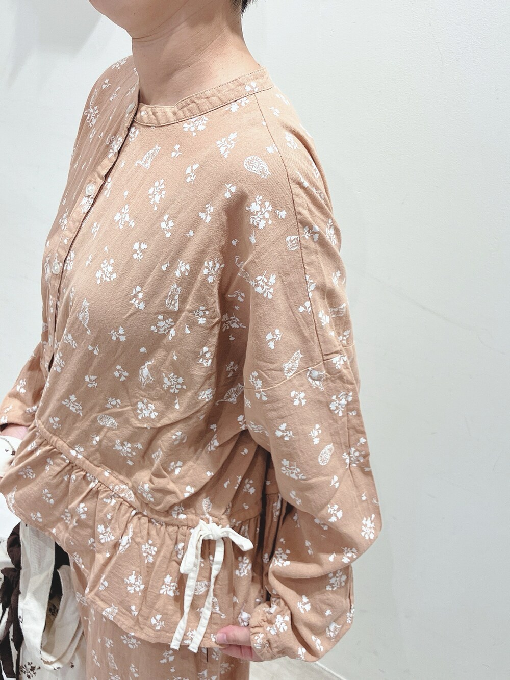 オレンジ系のシャツ/ブラウス、オレンジ系のパンツ、ホワイト系のバッグを着用したレディースの秋コーディネートの4枚目の写真