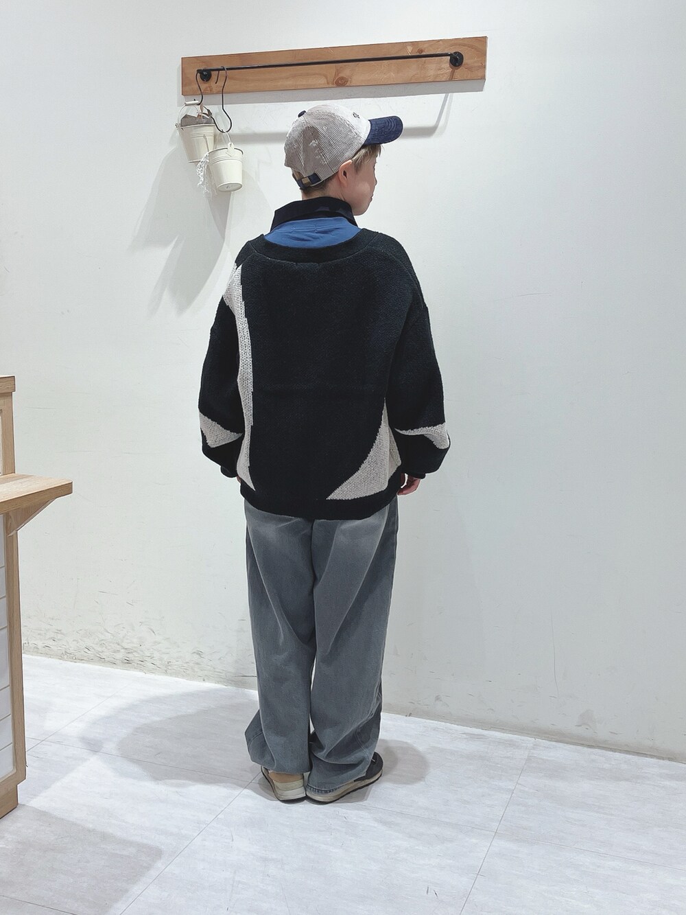 ブラック系のカーディガン/ボレロ、ブルー系のトップス、グレー系のその他パンツを着用したレディースの秋コーディネートの3枚目の写真