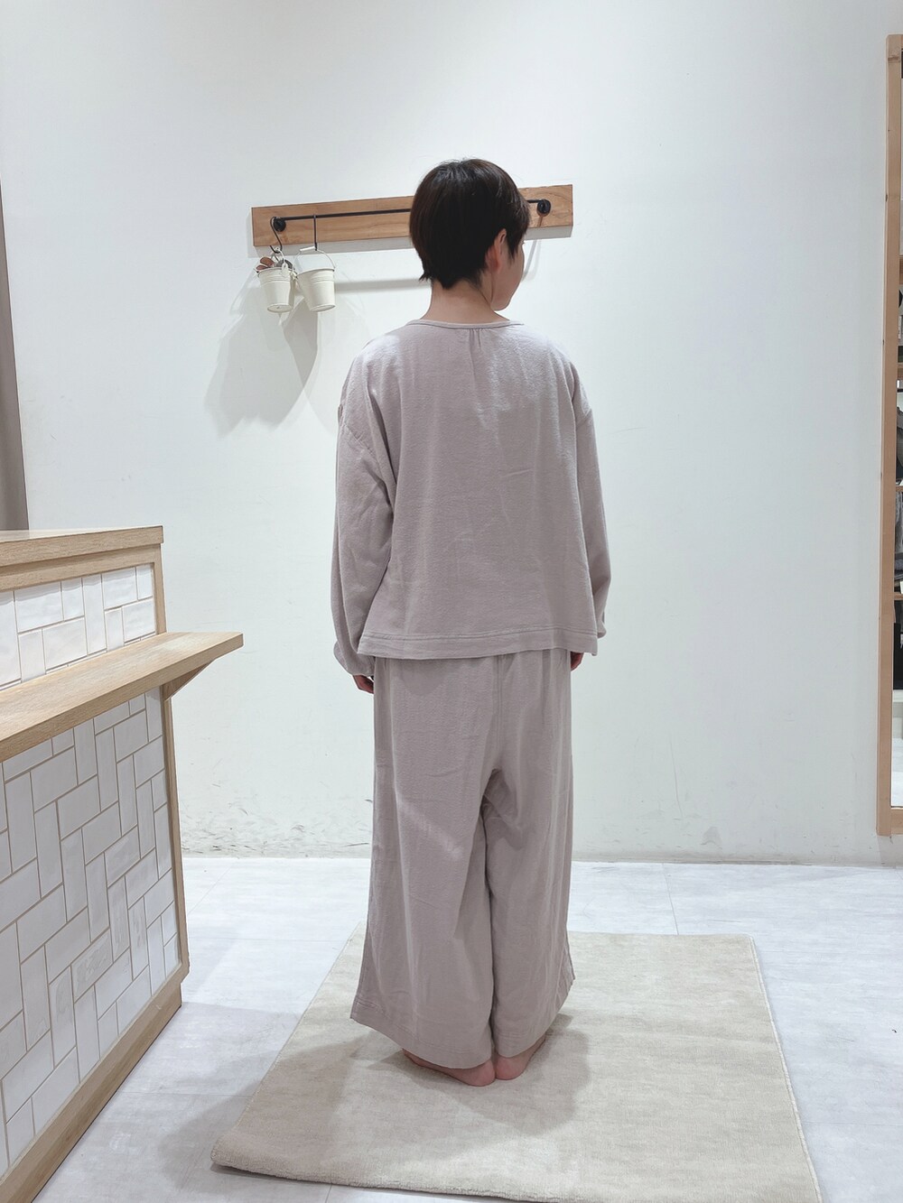 ベージュ系のシャツ/ブラウス、ベージュ系のパンツを着用したレディースの秋コーディネートの3枚目の写真