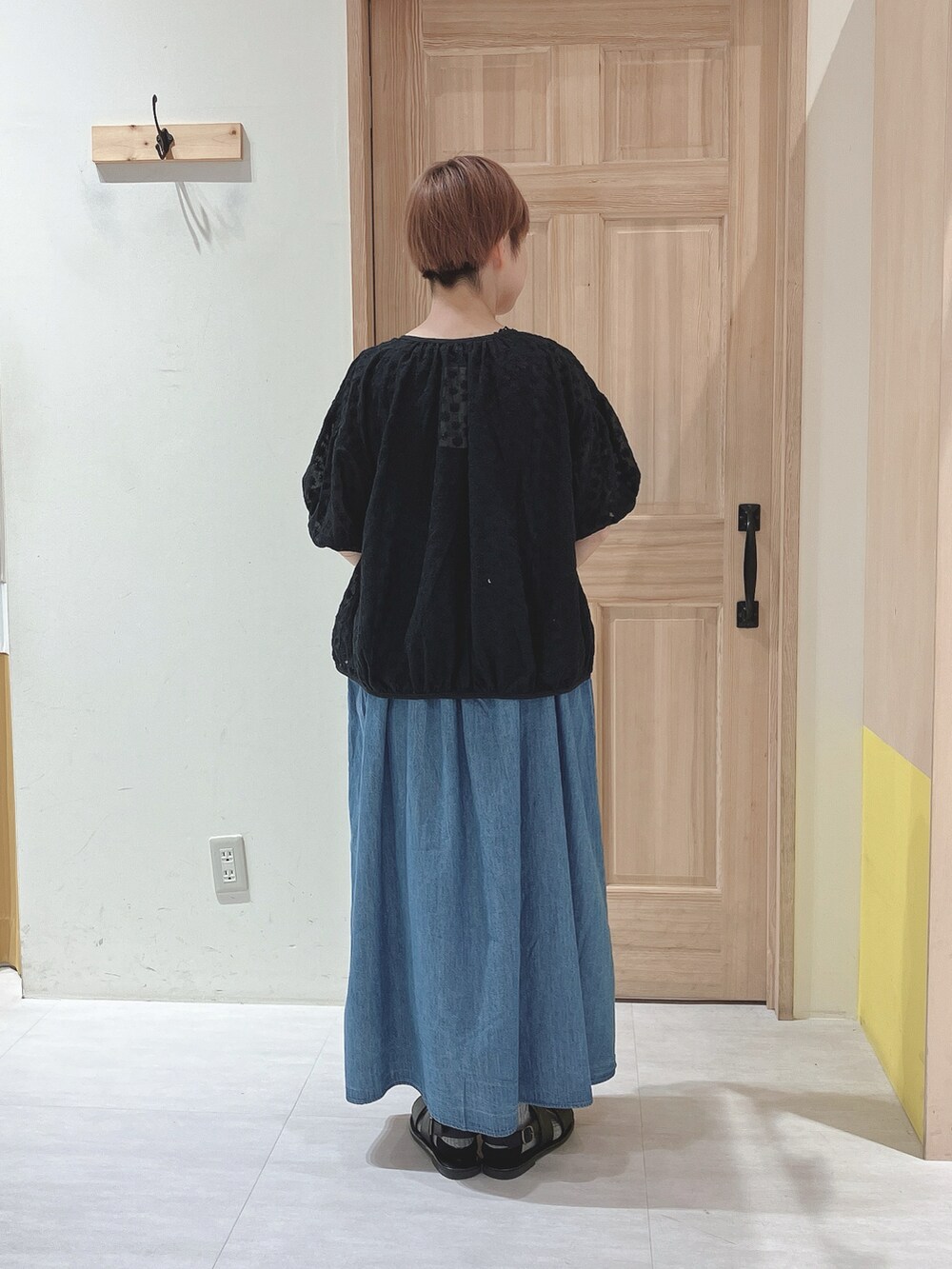 ブルー系のワンピース、ブラック系のシャツ/ブラウス、ブラック系のサンダルを着用したレディースの夏コーディネートの3枚目の写真