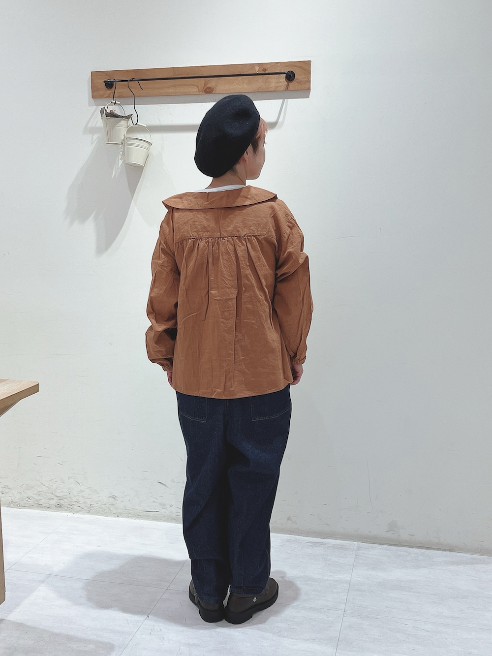 オレンジ系のシャツ/ブラウス、ブルー系のサロペット/オーバーオール、ブラウン系のドレスシューズを着用したレディースの秋コーディネートの3枚目の写真