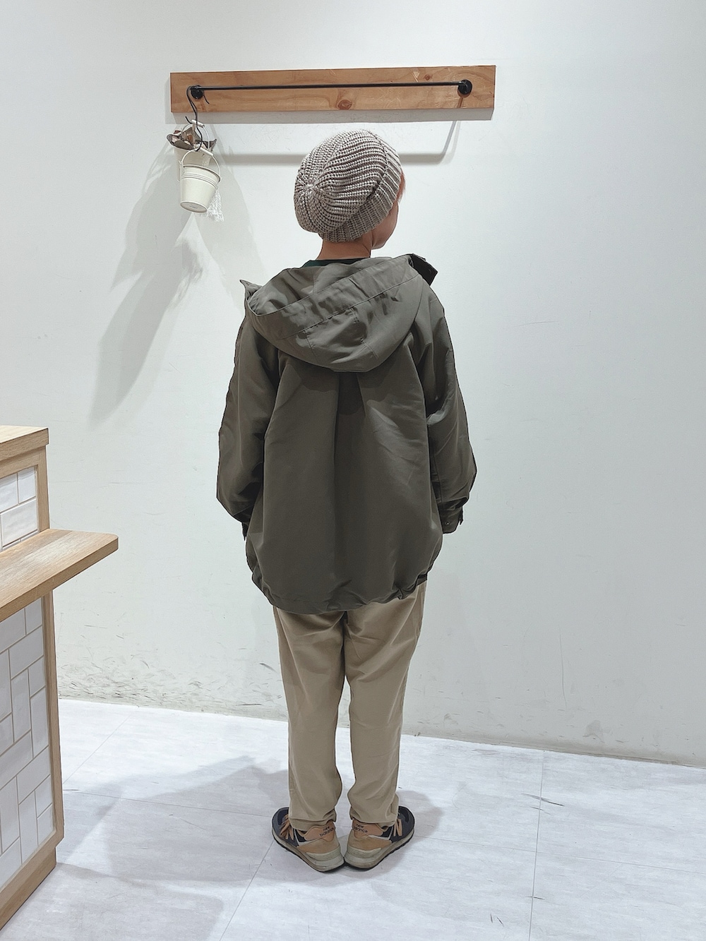 グリーン系のTシャツ/カットソー、グリーン系のマウンテンパーカー、ベージュ系のその他パンツを着用したレディースの秋コーディネートの3枚目の写真